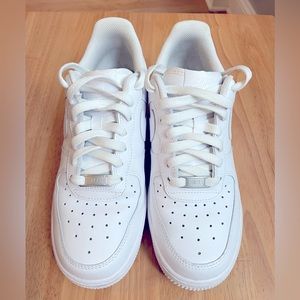 Preloved in excellent condition Nike airforce 1 size 8